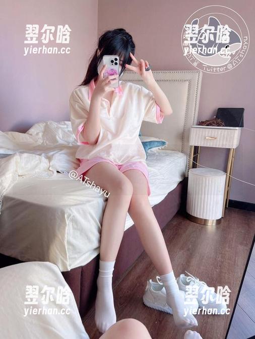 AT鲨 当护士碰上AT鲨,最新套图里有种说不出的魅惑,哈哈。