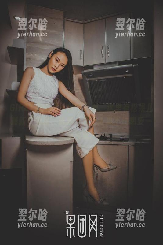 GIRLT果团网-松果儿 GIRLT果团网 - 别忙下滑,这里有松果儿最新“美足”资源,真让人忍不住想要一探究竟。