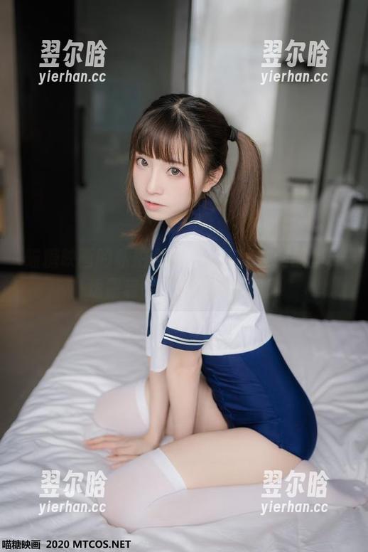 喵糖映画的私拍合集：小猫咪在制服里，透露着一丝不经意的慵懒