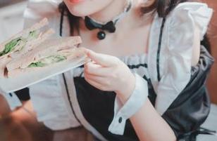 不得不说，Sonson(손손)的网袜作品，每一处都在引导我的视线，像在无形中邀请我靠近。