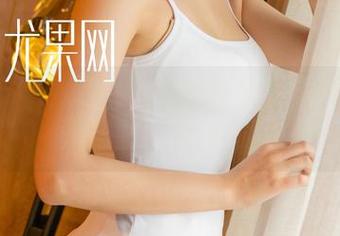 UGirls尤果网 – 王翊涵办公室写真：紧张与轻松的完美交融