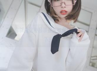 Uhye(이유혜)：你以为这种吊带是来给你穿的？原图和图包了解一下！