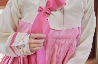 Xiuren秀人网 – 谁说甜心就该低调？原图下的FoxYini孟狐狸可没收敛，瞧她那西装外套。