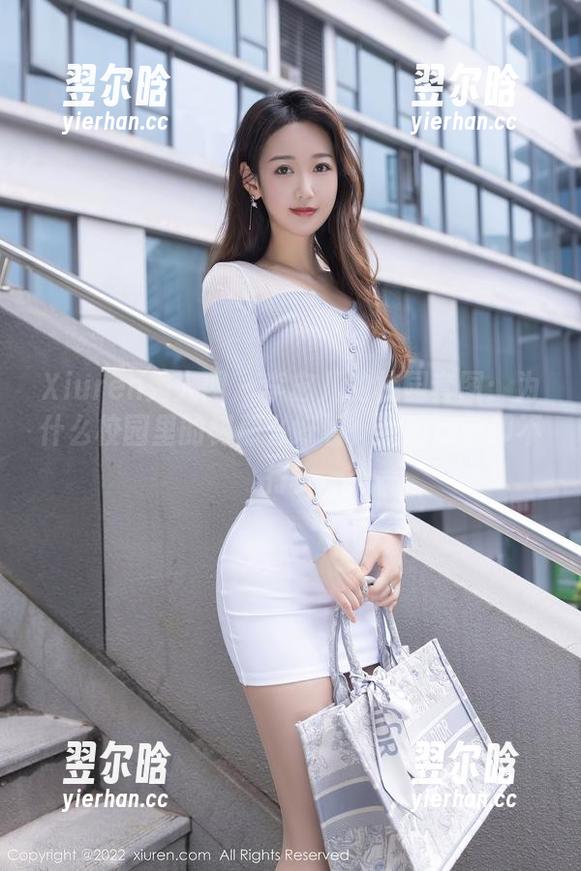 Xiuren秀人网-李宓儿 Xiuren秀人网 - 李宓儿的校园套图:为什么校园里的树那么好看,我的颜值却不行?