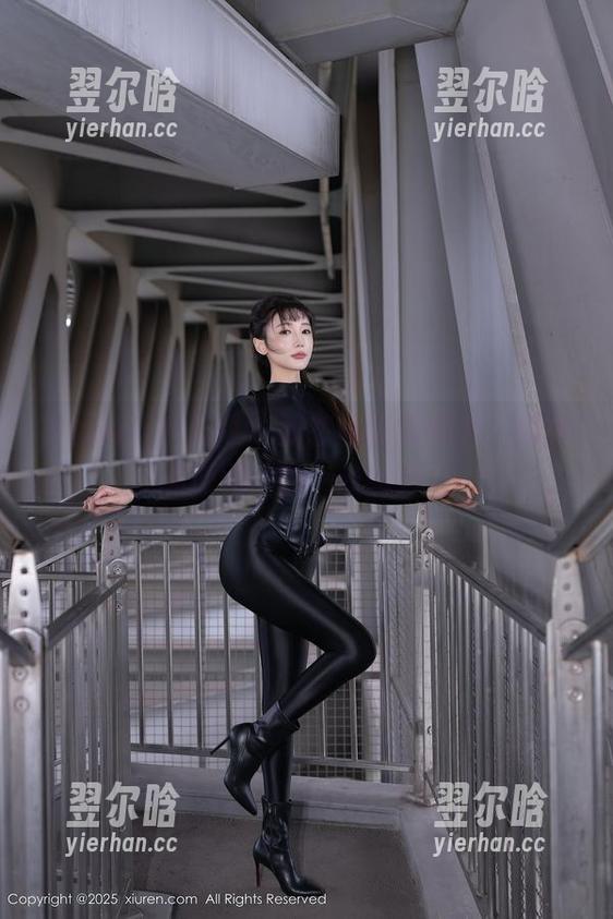 Xiuren秀人网 – 姿态与制服相遇，邹晶晶原图中的一丝微妙。