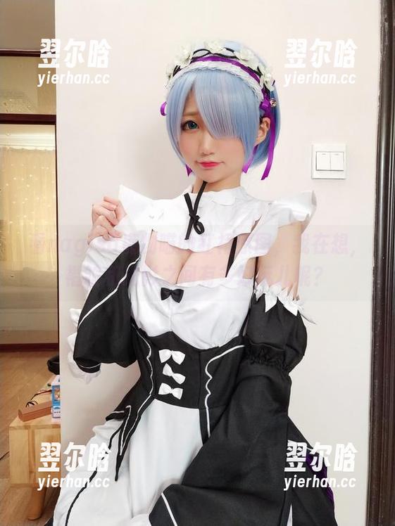 nagisa魔物喵 看nagisa魔物喵的红裙原图,我在想,褶皱和光影之间有多好玩儿呢?