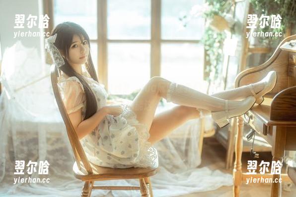 rua阮阮 这次的最新写真集《裤里丝》,rua阮阮让我们大开眼界——怎么裤子也能这么玩?