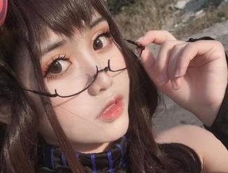 一笑芳香沁的私房美照，赛博风就是不一样！