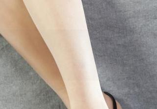丽柜 – 私房里有汐汐的美脚，居然让我想起了奇异的风味冰淇淋。