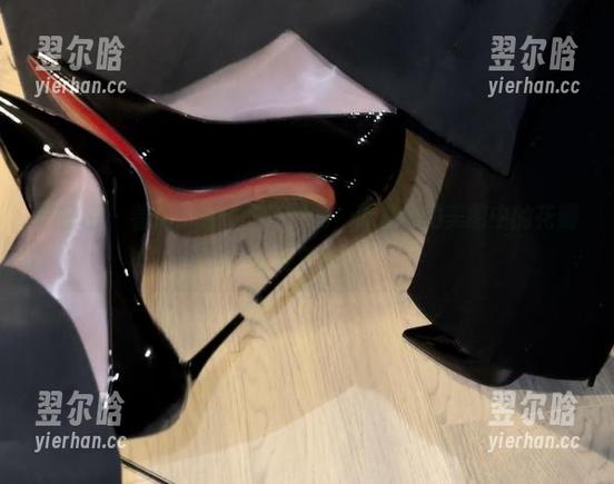 保守的二舅妈 微密圈 - 看见了保守的二舅妈,泳池私拍美图中的花瓣轻轻落下。