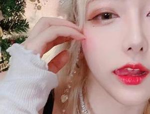 女神降临，最新网袜写真中的啾小妍，好像在召唤我一起加入游戏？