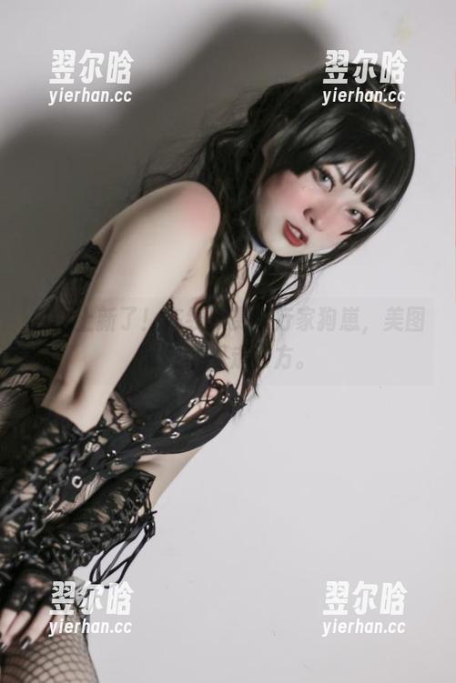 奇行家狗崽 白裙上新了!在线欣赏奇行家狗崽,美图带我飞起走四方。