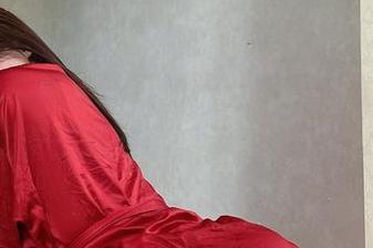 微密圈 – 奶宝妹纸的护士写真，发现图包中藏着无意的小暗示，留白好妙。