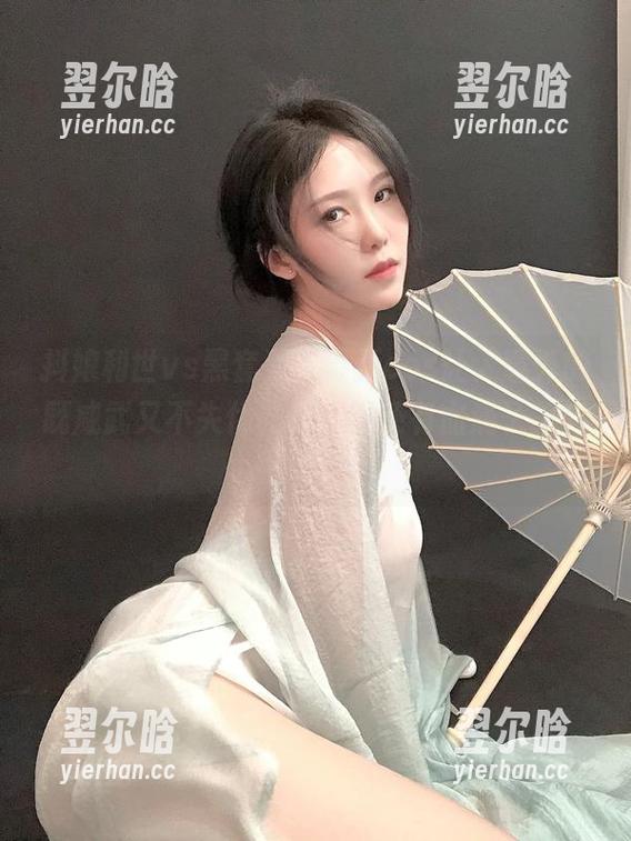抖娘利世 抖娘利世vs黑套装,最新cos让人意外的既威武又不失优雅,竟然还有血滴子的影子?