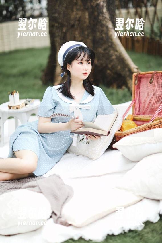 是依酱吖 翻看是依酱吖的美图,纯粹欣赏她的美脚也会变得奢侈。