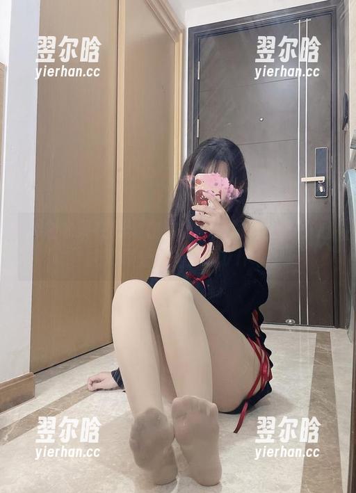 木之本果 木之本果在线:在沙发上看写真,不小心成了真爱粉的专属VIP!