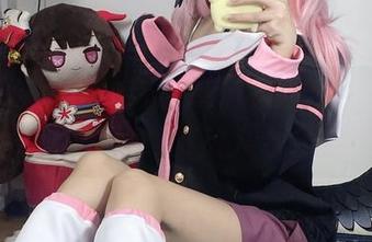白栎Shirly的毛衣都好像画了个剧本，不过cos能否打动人心嘛…