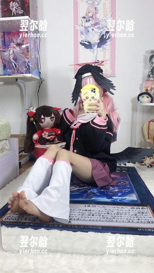 白栎Shirly的毛衣都好像画了个剧本，不过cos能否打动人心嘛…