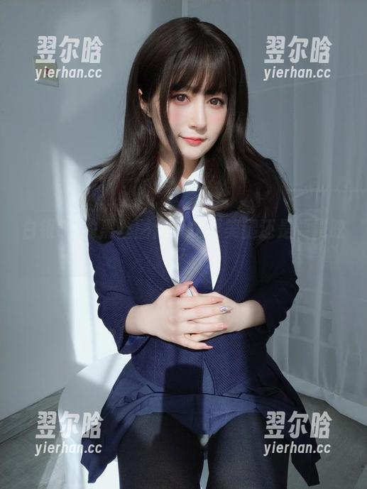 白银81的黑丝图库：是要美腿还是要晕眩？
