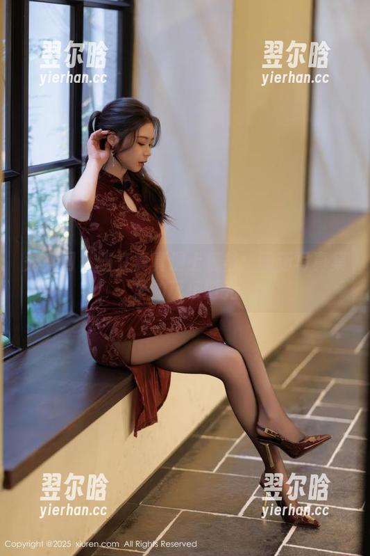 秀人网-江真真 秀人网 - 当江真真遇上棉袜:最新写真集里的玩乐时光
