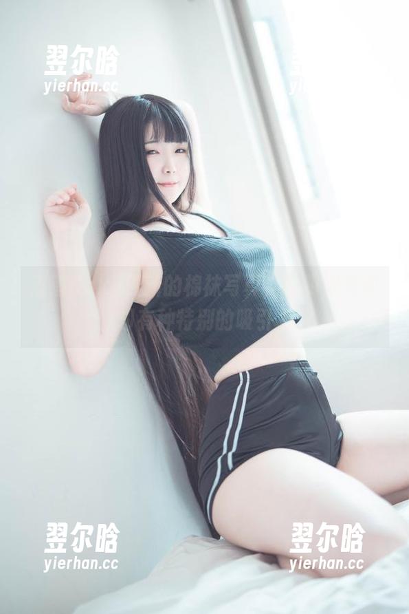 落落Raku最新的棉袜写真，明明很简单，却有种特别的吸引力。