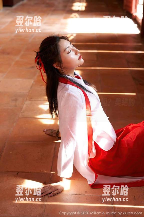 蜜桃社-美绪 蜜桃社 - 谁说短裤不能穿出风趣?美绪的全套下载让你嘴角上扬!