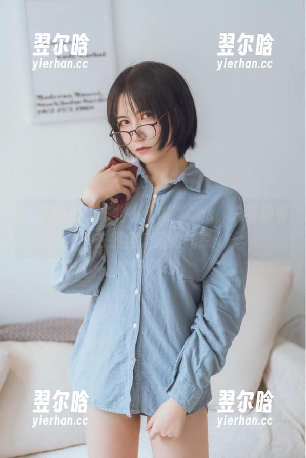 逐月Su 逐月Su的“东北小红帽”Cos,总有种要去捞金针菇的气息