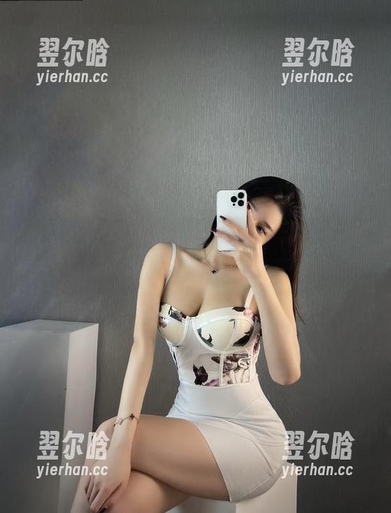 微密圈 - 中指微抬，金希儿的牛仔裤最新写真集，总让人先瞄到裤子？