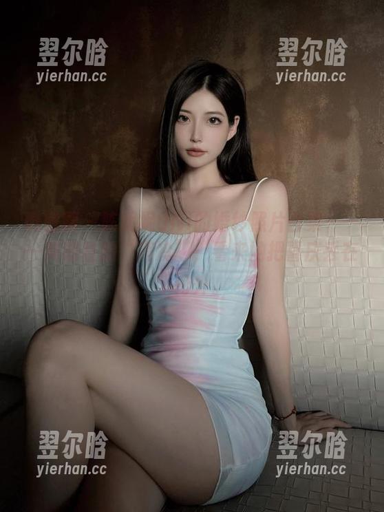 陈妮妮UNI 微密圈 - 陈妮妮UNI的婚纱照片合集——一如既往的“高冷”,看来她把喜庆丢在了门外。