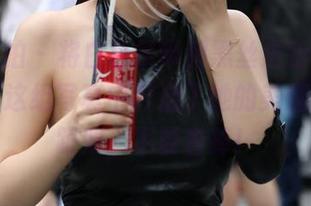 魔镜街拍 – 将白色吊带和黑丝进行到底，婷婷在这组写真中开启了她的美腿巡演，跟紧，不要看掉！
