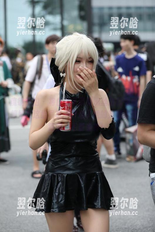 魔镜街拍-婷婷 魔镜街拍 - 将白色吊带和黑丝进行到底,婷婷在这组写真中开启了她的美腿巡演,跟紧,不要看掉!
