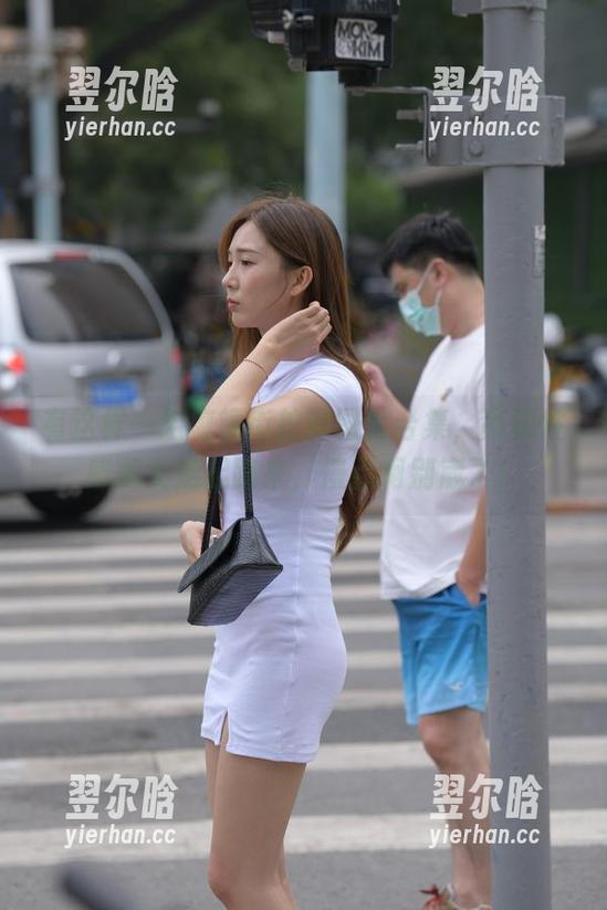 魔镜街拍 有这样一组魔镜街拍的图片合集,高跟性感美女走起路来,慢点啊别崴了!